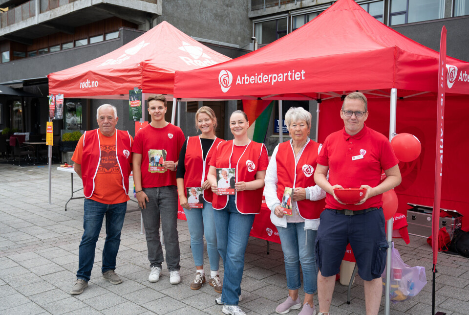 F.v.: Bjørn Dyrnes, Simen Asvik, Karoline Slinning, Line Hoem, Wigdis Wollan og Tarjei Kulø. Fra Arbeiderpartiets valgkampstand i forbindelse med stortingsvalget 2025 på Rådhusplassen lørdag 2. august 2025.