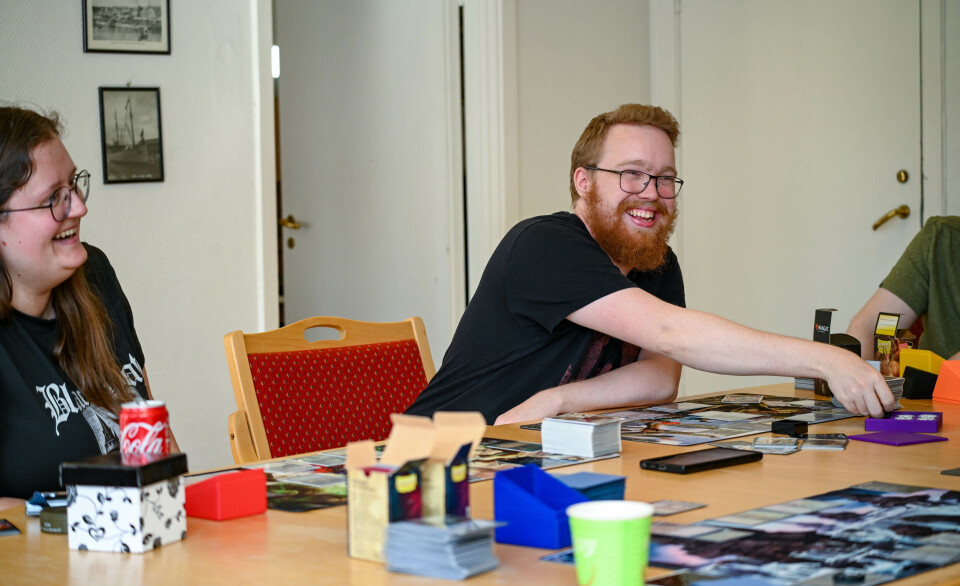 Latteren sitter løst rundt bordet. F.v Andrea Raudøy og Daniel Engvik.