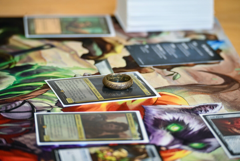 Andrea Raudøy spilte med et delvis selvlaget «deck» (laget av Daniel Engvik) med kort fra The Lord of The Rings-serien til MTG, her har vi til og med selve ringen.