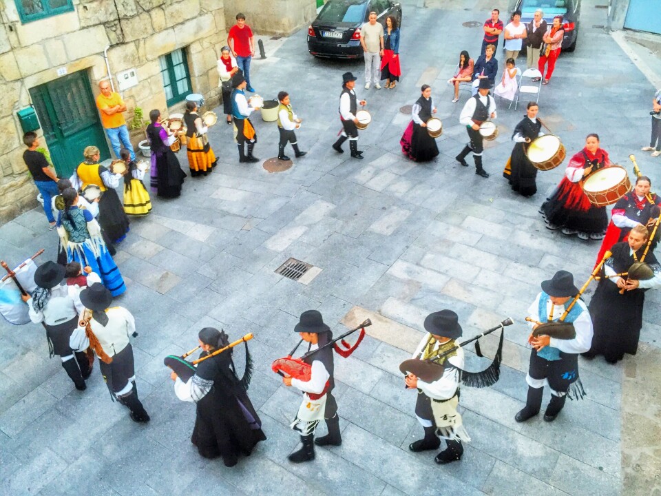 Sekkepiper og trommer er en sentral del av folkemusikken i Galicia.