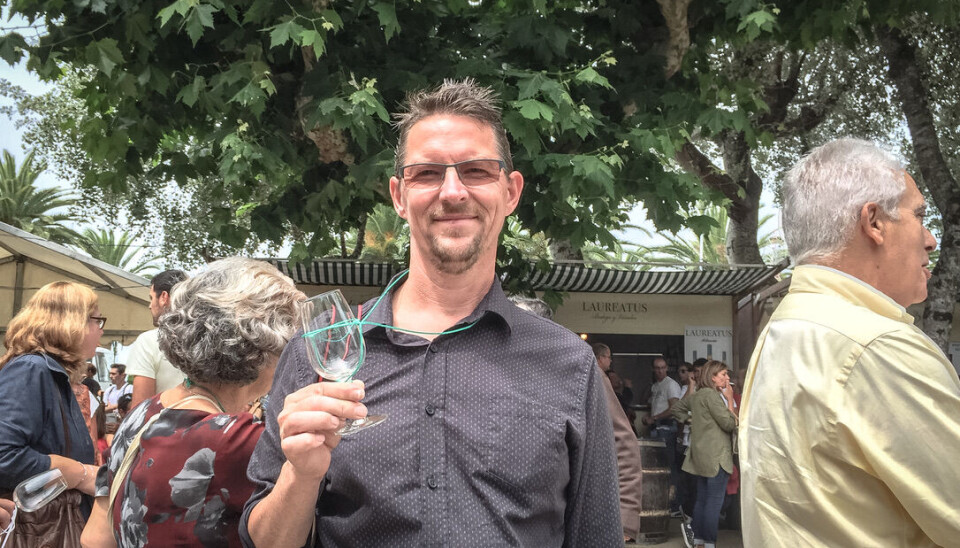 Journalist og desksjef i Nordmørsposten Odd Inge Teige skriver reisebrev fra Galicia. Her med det karakteristiske vinglasset som besøkende på Albariñofestivalen har hengende rundt halsen, slik at de kan smake vin fra de mange bodene til vinprodusentene.