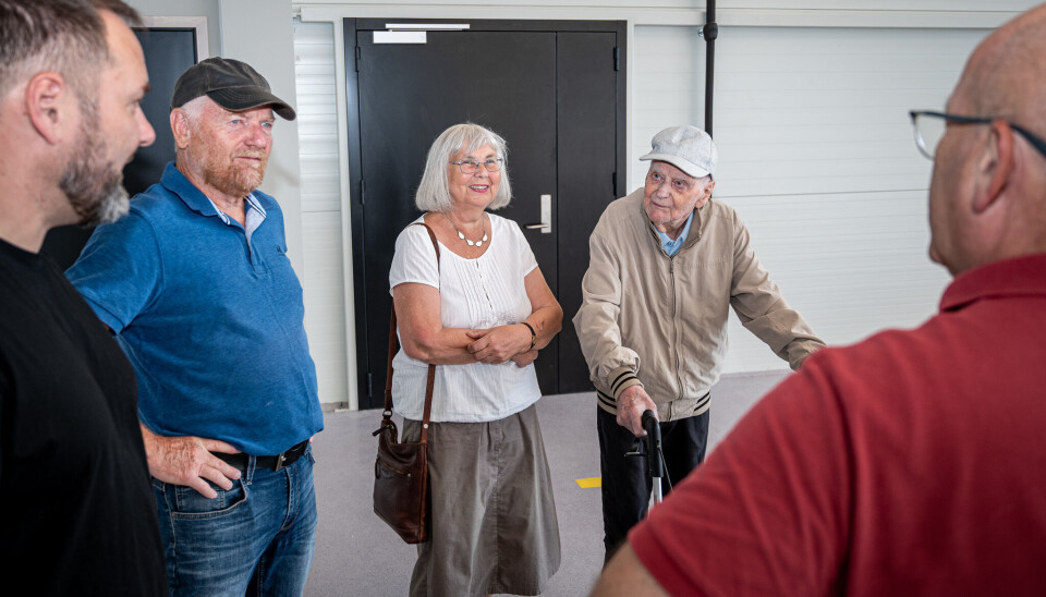 F.v.: Sverre Løseth, Jonny Skarpnes, Berit Jørgenvåg og Arild Jørgenvåg (101) fikk omvisning i den nye brannstasjonen på Gomalandet.