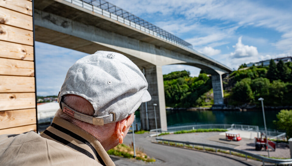 Arild Jørgenvåg (101) nyter utsikten fra den nye brannstasjonen.