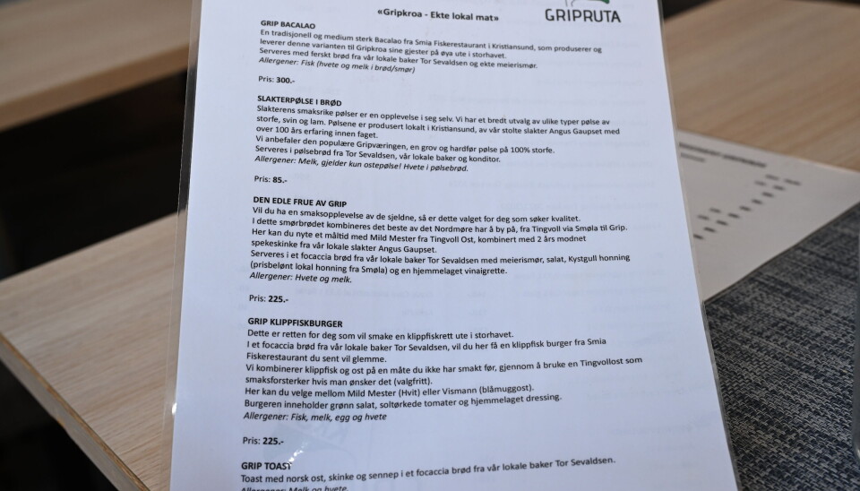 Sommermenyen på Gripkroa anno 2025. Det ble servert bacalao, smørbrød og andre lokale delikatesser fra Smia fiskerestaurant, Angus Gaupset, Tor Sevaldsen konditori og Tingvollost. Eget øl? Ja, 1888 Grip Lighthouse produsert og levert av lokalt håndverksbryggeri på Averøy, Crave Cave Brewery.
