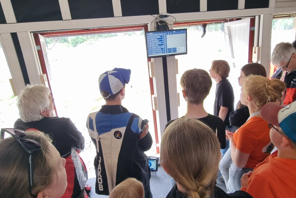 Spenningen var til å ta og føle på før anvisningen var ferdig. Mange supportere hadde samlet seg på standplass for å følge med skive for skive.