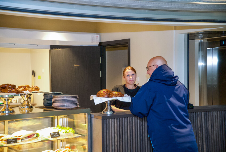 Aina Waage eskpederer en fornøyd kunde.