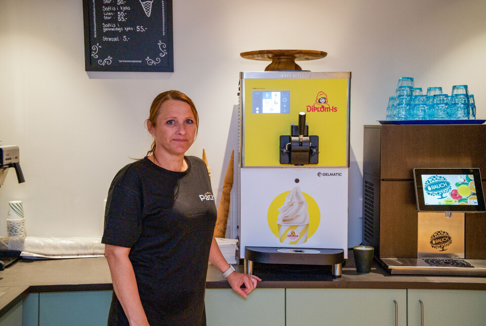 Aina Waage (kaféansvarlig) foran softismaskinen.