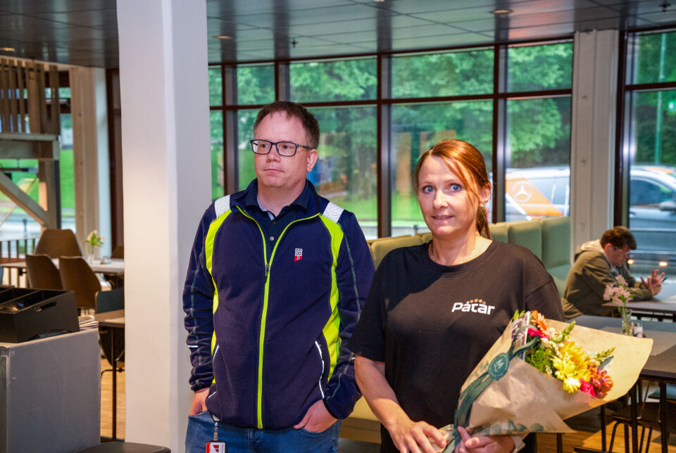 Jørgen Larshus Klokseth fra TP Engross overakte blomster til Aina Waage.