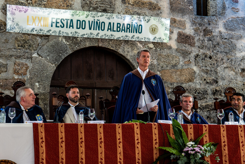Opposisjonsleder og tidligere regionspresident i Galicia, Alberto Núñez Feijóo (PP), deltok som stormester for vinens orden under seremonien i Cambados. Iført kappe og medaljong brukte han taletiden til å dempe kritikken etter sin omstridte uttalelse om at ferie er oppskrytt – med et glass Albariño og budskap om «å slappe av» sendte han en humoristisk støtteerklæring til dem som jobber i august.