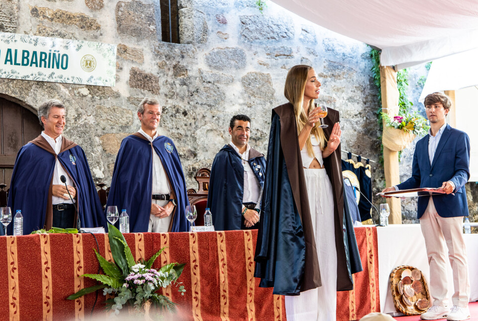 Den galisiske skuespilleren María Mera Consuegra drikker høytidelig sitt glass Albariño etter å ha blitt innlemmet orden de los Cabaleiros e Donas do Albariño. Seremonien fant sted i borggården til Pazo de Fefiñáns i Cambados, som er hovedsetet for Albariñofestivalen. Bak henne står Alberto Núñez Feijóo, stormester i ordenen og leder for Partido Popular (PP), samt Alfonso Rueda, president i Galicia (PP).