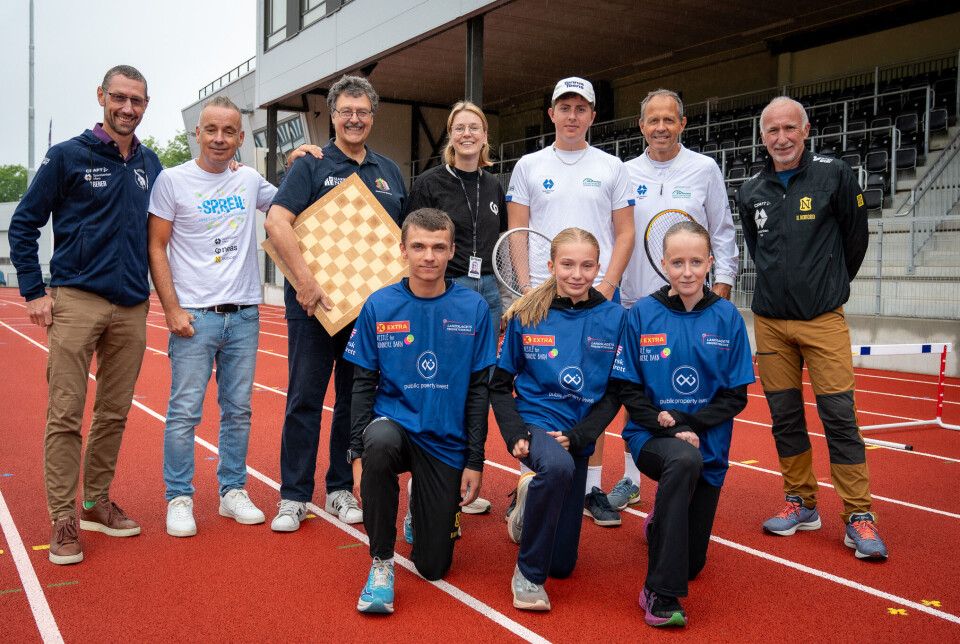 Øverst fra venstre: Aleksander Dye,, Bård Munkhaug fra NEAS, Tore Kristiansen, Mo Zijmans fra NEAS,, Mikael Bjerkestrand, Jan Roger Bjerkestrand og Johan Aas fra Norodd. Foran fra venstre: Rasmuss Værø, Katia Loennechen og Ingrid Emilie Bjøringsøy ,