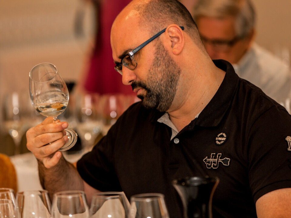 En av juryens vinsmakere vurderer et glass Albariño under finalen i Cata Concurso ved Festa do Albariño i Cambados i 2015. Juryen hadde plukket ut tolv viner fra over 60 deltakende prøver før medaljevinnerne ble kåret.