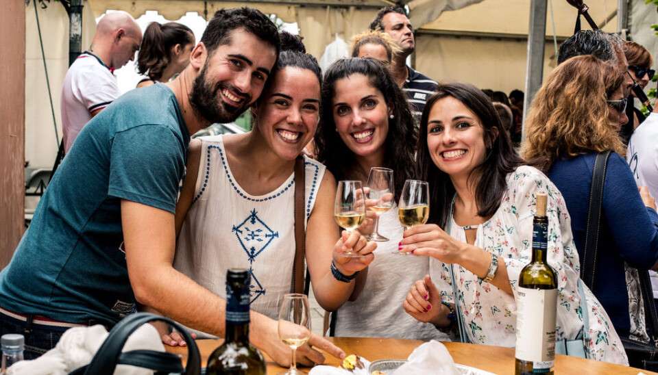 Fire personer hygger seg med Albariño og tapas på torget i Cambados, der alle bodegaene i byen presenterer sine viner. Å drikke på offentlig sted er en naturlig del av kulturen her, og dette er en del av den daglige livsstilen i Spania.