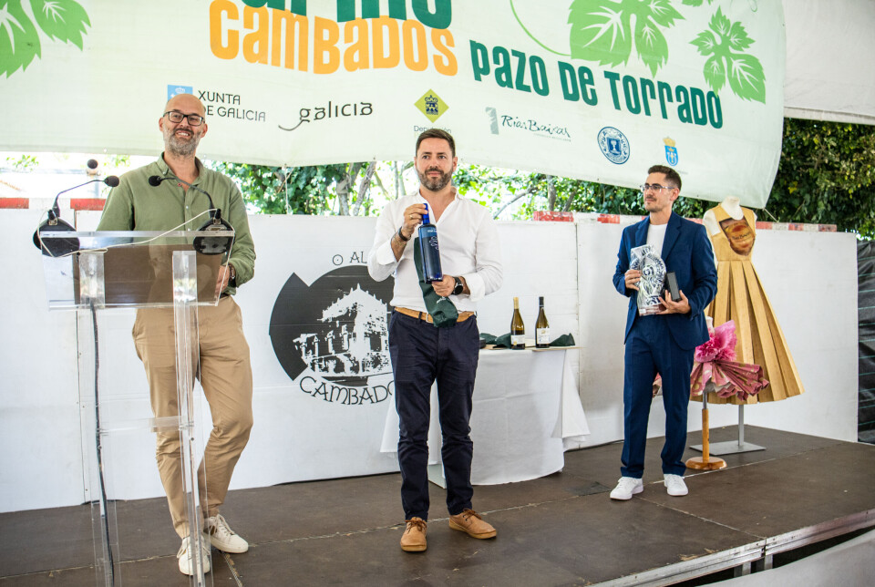 Ordfører i Cambados Samuel Lago Ózón (PSOE) presenterer vinneren av Albariño 2025. En blå flaske med hvite fisker på fra Mar de Ons fra Bodegas Aguiuncho i Vilalonga, i Sanxenxo.