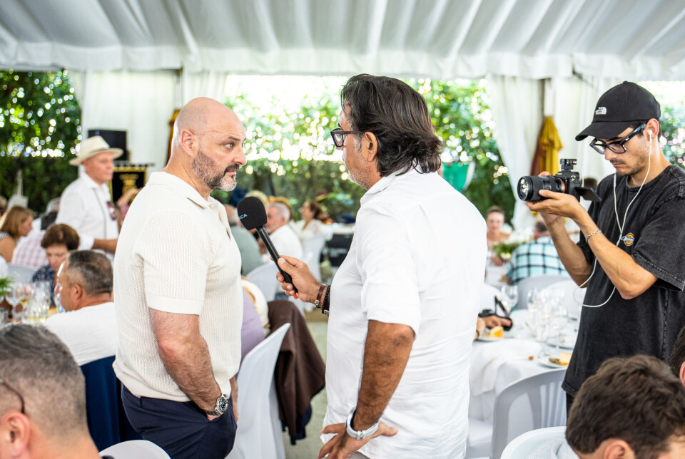 Manuel Troncoso Poceiro, vinner av Albariño 2025 med vinen Mar de Ons, blir intervjuet av en lokal TV-stasjon kort tid etter prisutdelingen i hagen bak vinmuseet i Cambados.