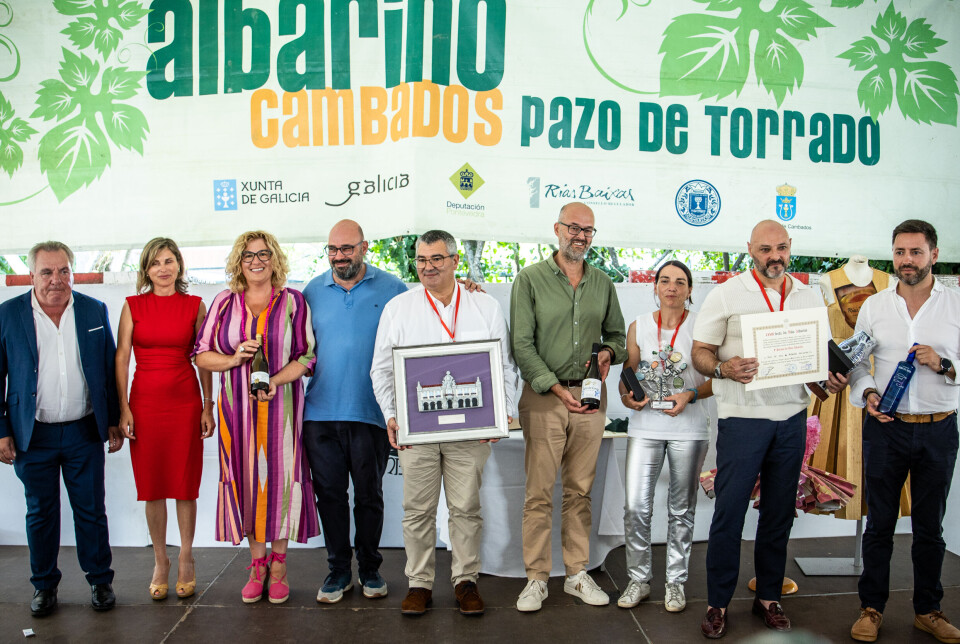 Alle vinnerne av Albariño 2025 samlet etter prisutdelingen i hagen bak vinmuseet i Cambados. I midten står representanter for Rías Baixas og kommunen, omgitt av prisvinnerne fra Mar de Ons, Pazo Cilleiro og Lagar de Costa.