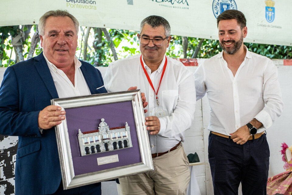 F.v.: Representanten for Pazo Cilleiro, David Castro, med diplomet for sølvplass under Albariño 2025. t.h.: en representant for Rías Baixas, og ordføreren i Cambados, Samuel Lago Ózón.