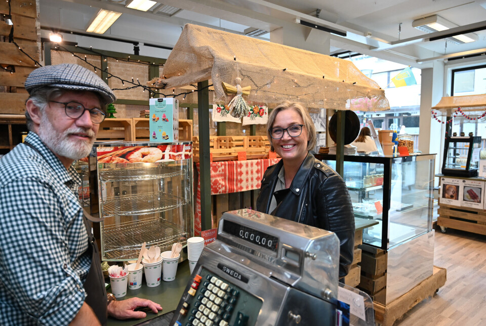 Tom Gotland bak disken i Bybeta Landhandel, og Linda Myrset Dønnem, politisk nestleder for Kristiansund Arbeiderparti.