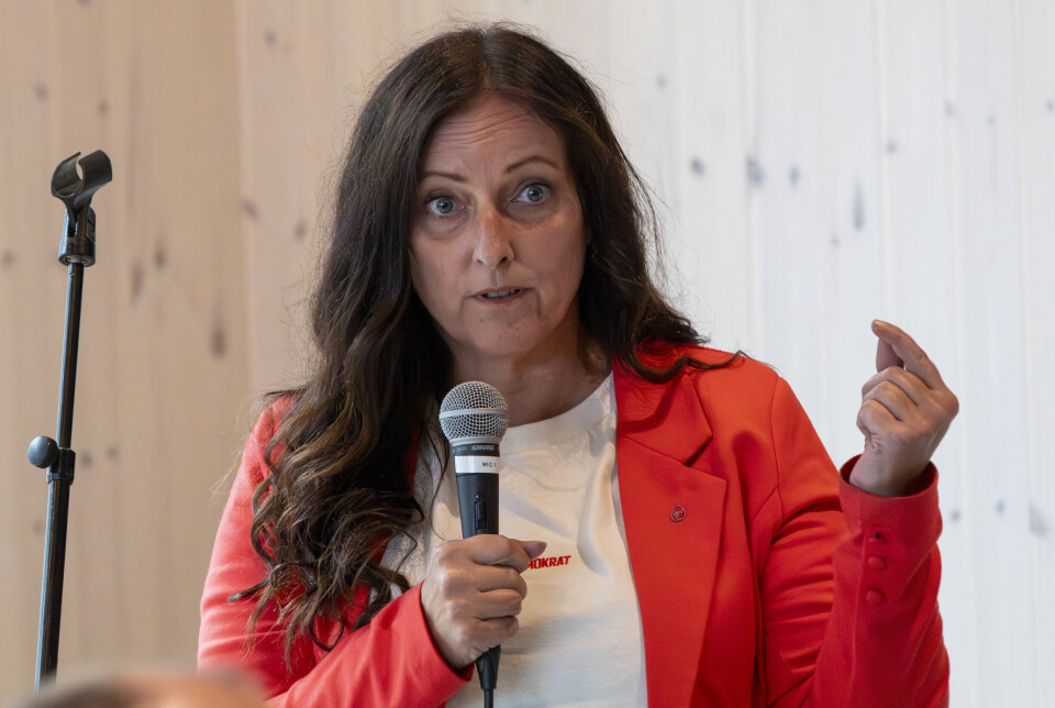 Lokalpolitiker og stortingsvalgskandidat Berit Tønnesen fra Arbeiderpartiet svarer på en kommentar fra en av de fremmøtte.