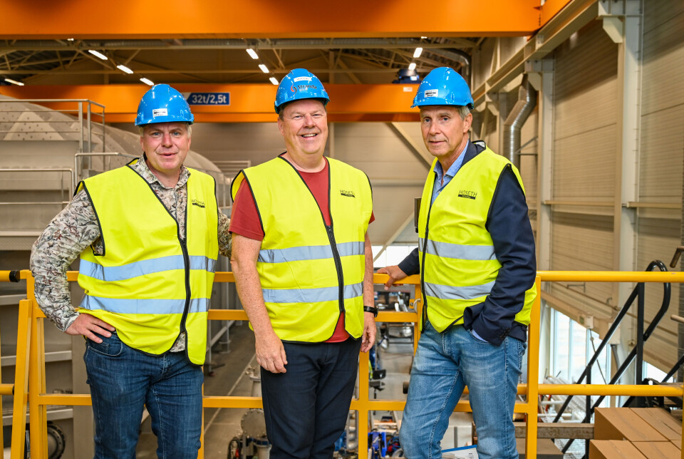 F.v. Stortingsrepresentant Alfred Bjørlo (V), daglig leder Klaus Hoseth og lokal- (og muligens) rikspolitiker, Erik Rolfsen (V), inne i produksjonshallen til Hoseth Engineering.