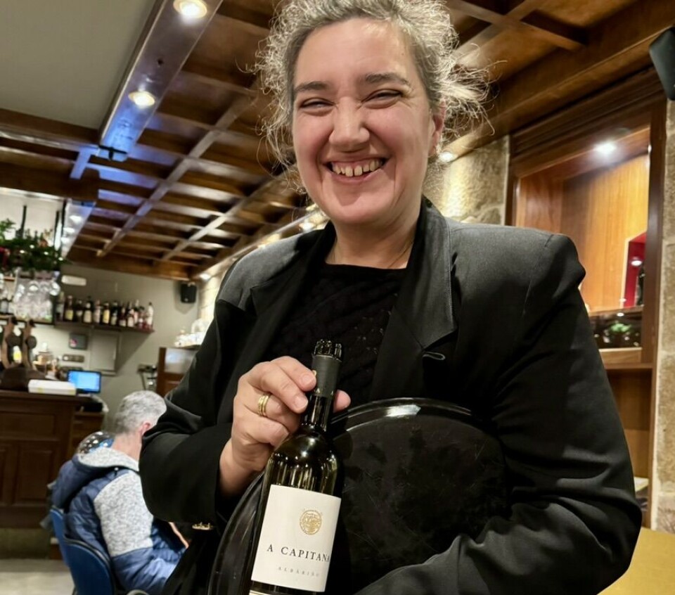 Esther Daporta serverer meg et glass Albariño A Capitana fra vinhuset Pazo A Capitana – en frisk og mineralsk vin med tydelig preg av sitrus, produsert lokalt i Rías Baixas.