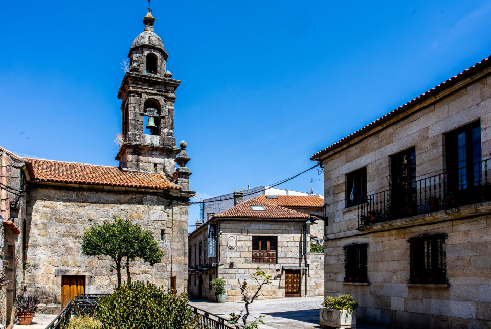Restauranten til Yayo Daporta ligger rett over gaten for La Capilla del Hospital i Cambados.
