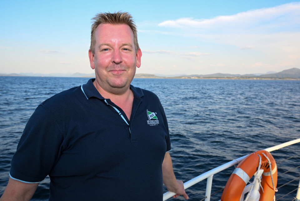 Disponent Arild Dybå-Eidem i Kristiansund Kommunale Sundbåtvesen Kf ombord i Grip-ruta-båten Kvikk sommeren 2025.