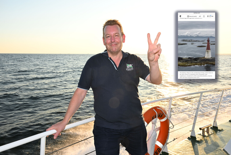 Disponent Arild Dybå-Eidem i Kristiansund Kommunale Sundbåtvesen Kf ombord i Grip-ruta-båten Kvikk sommeren 2025. Innfelt: Mobilversjonen av oppslaget i The New York Tmes.
