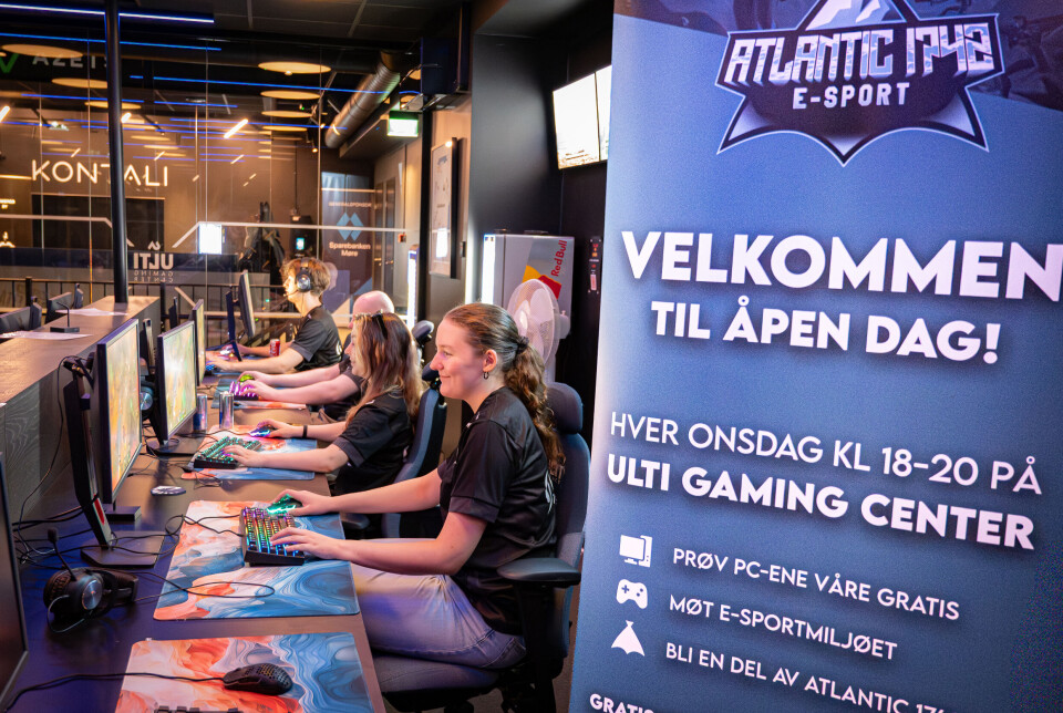 Lagene sitter å spiller og en liten snik reklame for åpen dag.