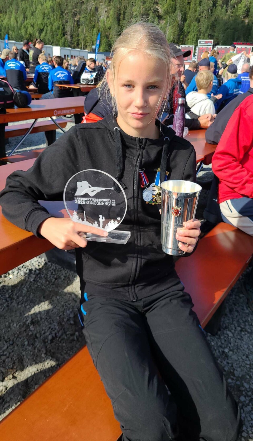 Eirin Teigen Gagnat med pokaler og medaljer.