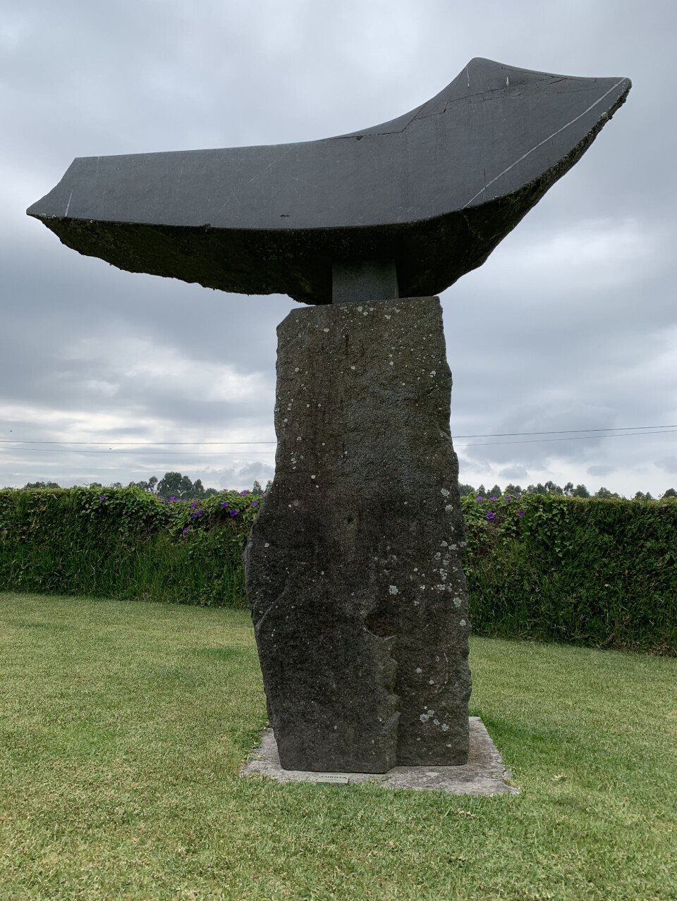 En skultur av Manolo Psz som symboliserer et vinglass.