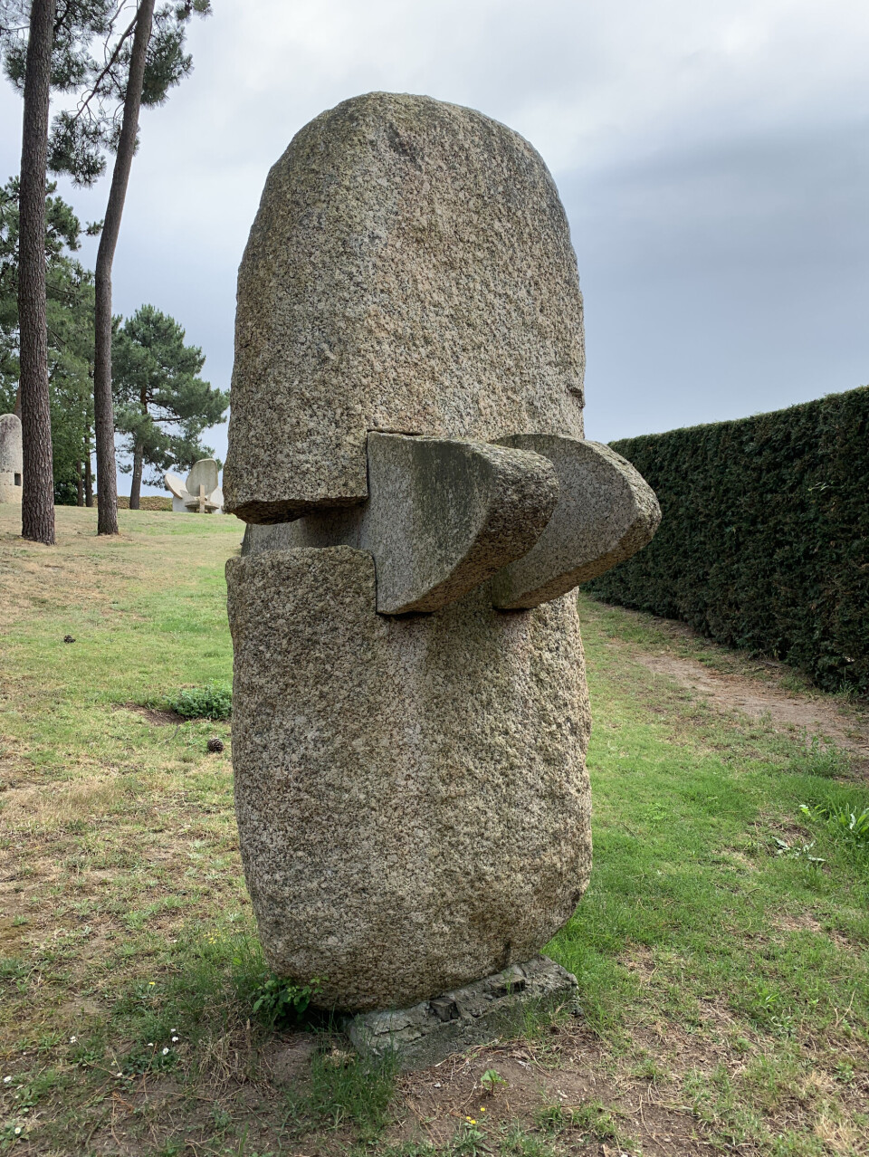 FUNDACIÓN MANOLO PAZ ARTE CONTEMPORÁNEO: Skulptur i granitt av Manolo Paz i Fundación Manolo Paz Arte Contemporáneo, Castrelo.