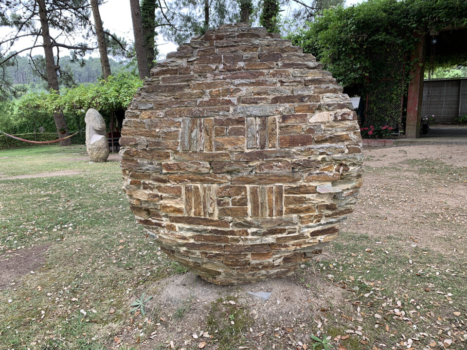 FUNDACIÓN MANOLO PAZ ARTE CONTEMPORÁNEO: Skulptur i Fundación Manolo Paz Arte Contemporáneo, der kunsten møter naturen.