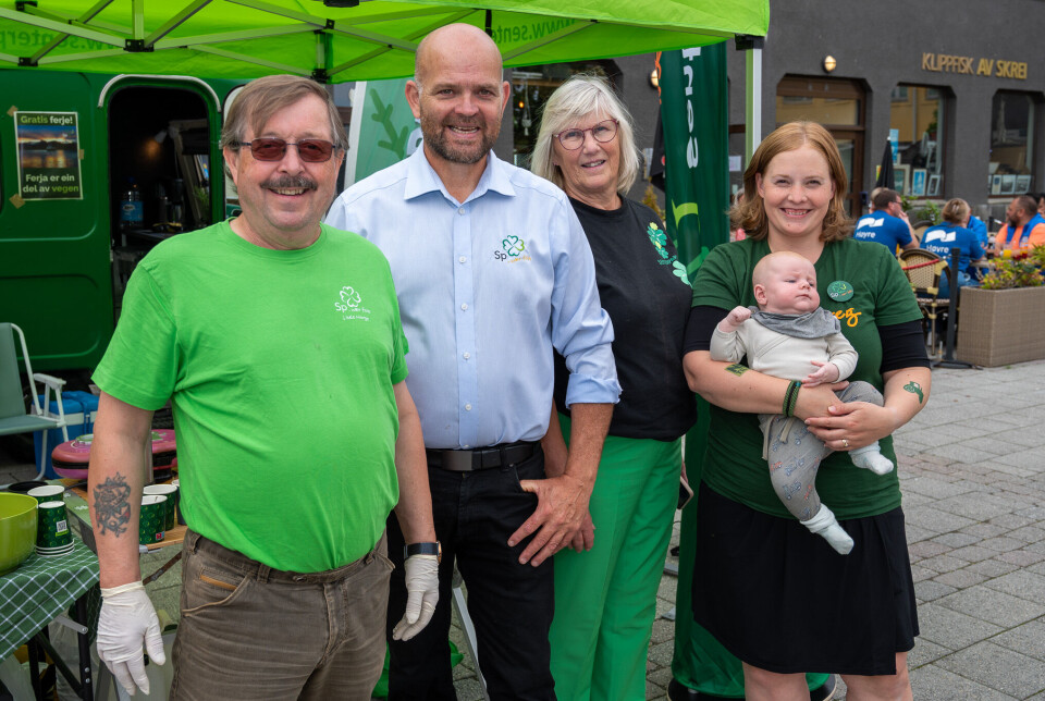 Senterpartiet Kristiansund på valgstand på Rådhusplassen i Kristiansund lørdag 9. august. F.v.: Bengt Gustav Eriksson, Geir Inge Lien, Jorunn Kvernen, Lisa Alvestad og sønnen Rafel (ni uker gammel).