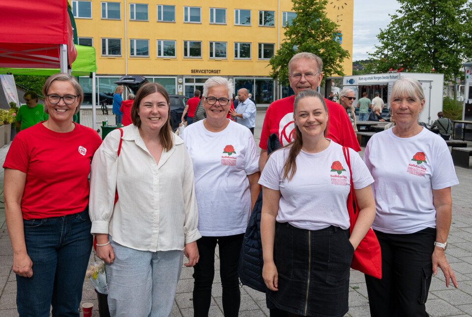 Kristiansund Arbeiderparti på valgstand på Rådhusplassen i Kristiansund lørdag 9. august. F.v.: Linda Myrset, Astrid Willa Eide Hoem, Anne Grethe Mittet, Bjarne Brunsvik, Line Hoem og Trude Marsteen.
