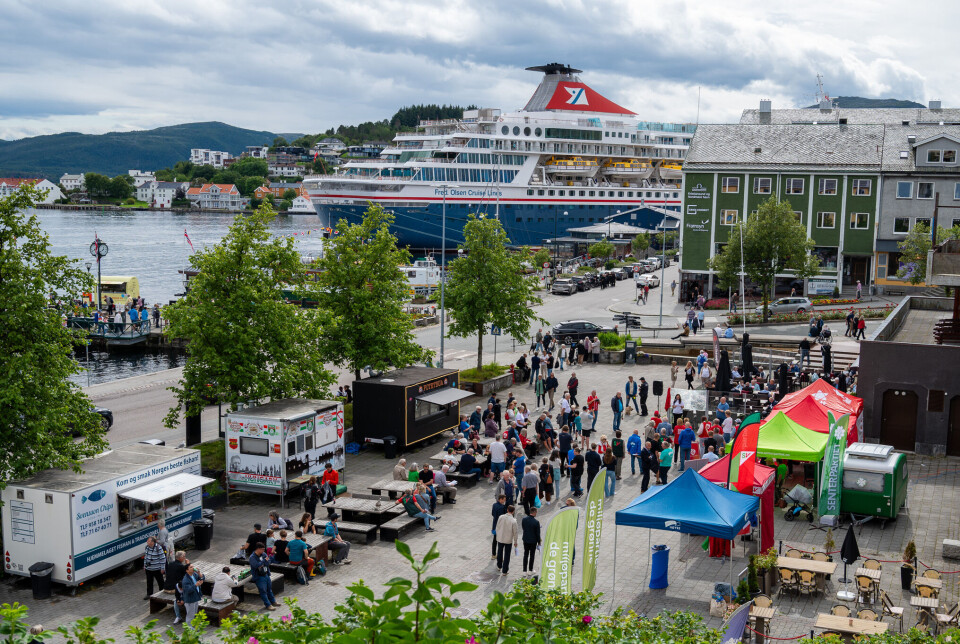 Lørdag 9.august åpner flere partier sine valgboder på Rådhusplassen i Kristiansund. Fra kl. 11.00 stod den røde blokken klar, Arbeiderpartiet, Senterpartiet, Rødt, Sosialistisk Venstreparti og Miljøpartiet De Grønne, med sine lokale stortingsrepresentanter klar til å møte folk og snakke politikk. På plass var også Høyre. Her holder Arbeiderpartiets 3. stortingskandidat i Møre og Romsdal, Berit Tønnesen, sin appell.
