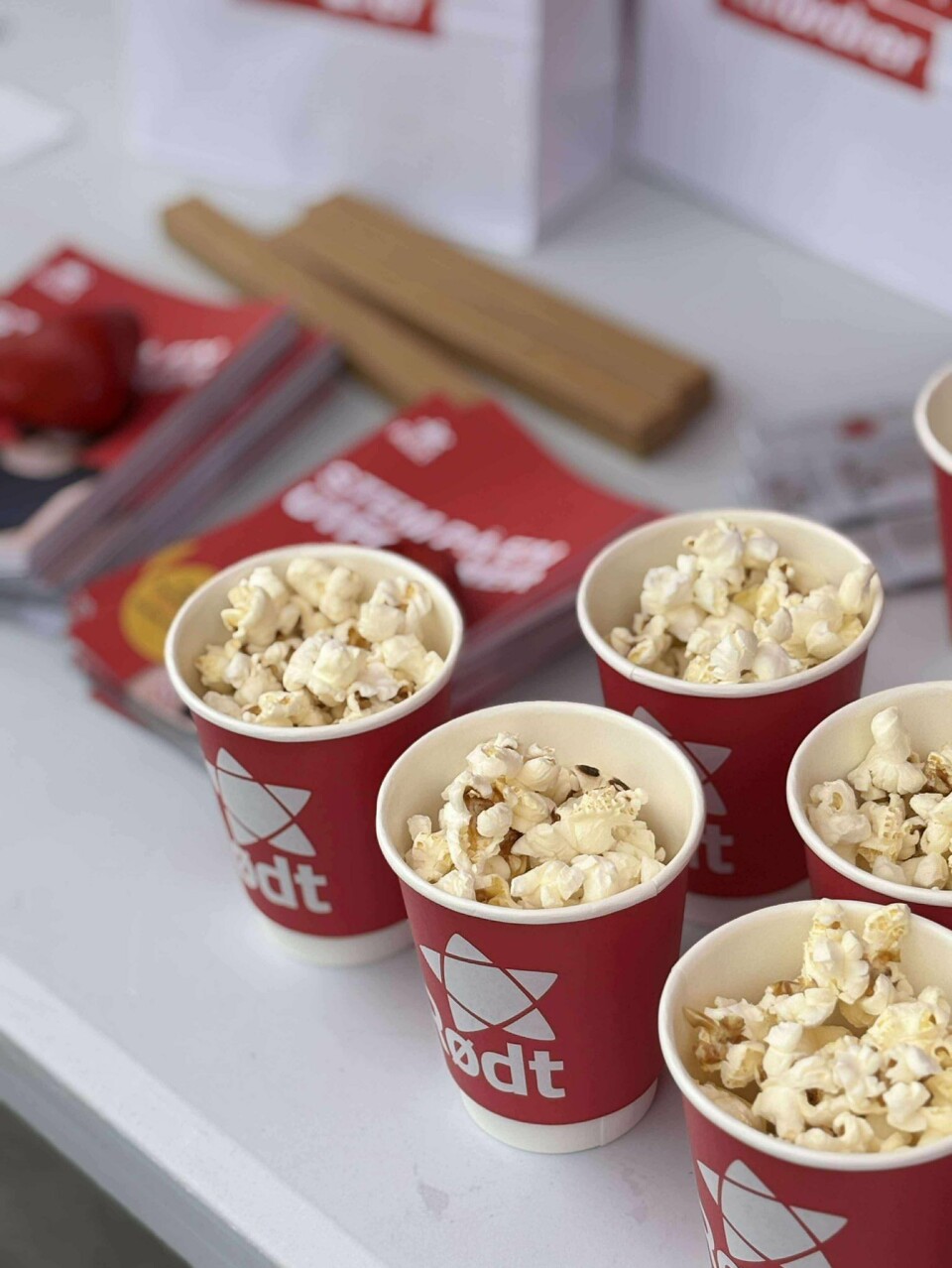 Rødt bydde på nypoppet popcorn. Foto: AP.