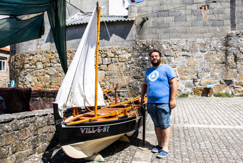 Midt på festivalområdet står en nøyaktig modell i mindre størrelse av en tradisjonell dorna fra Rías Baixas. – Den er bygget av en carpintero de ribera, en av de mest erfarne båtbyggerne i Ría de Arousa, som i løpet av livet har laget et stort antall dornas. Han døde tidligere i år, og vi fikk som forening overta denne modellen. Det er den eneste som finnes i akkurat denne størrelsen, og vi bruker den til å formidle kunnskap om båtene, sier González.