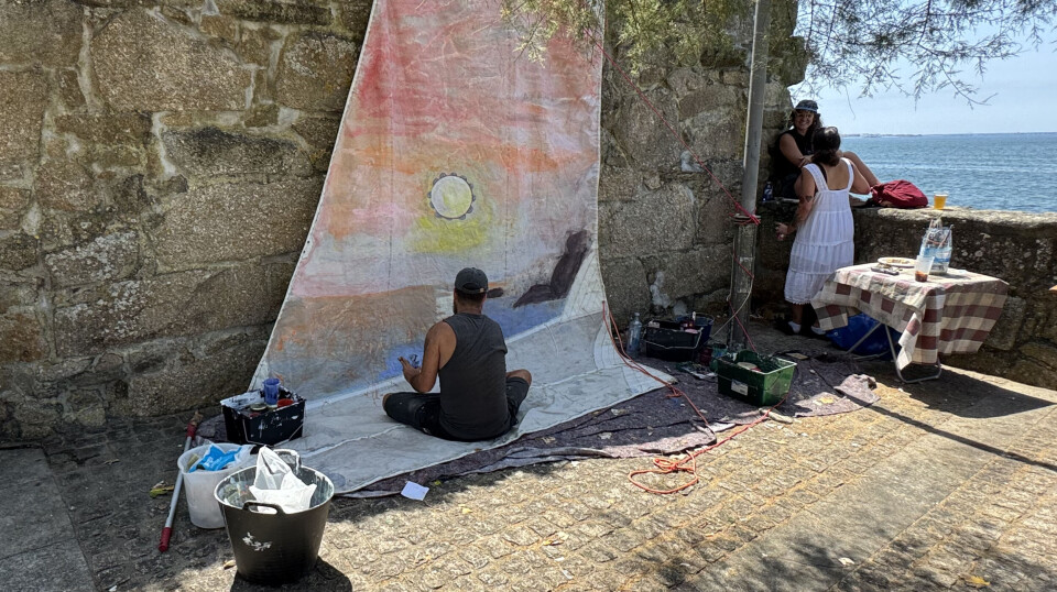 FESTIVAL: Kunstneren Diego Vites dekorerer et dorna-seil under festivalen i Cambados for å bevare tradisjoner.
