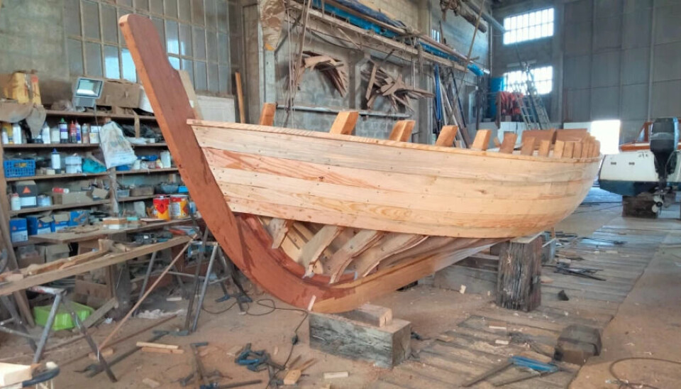 «Airexa» er den siste bevarte dorna de tope bygget for seiling i Cambados. Båten, som er 7,20 meter lang og fra 1940-tallet, ble donert av Fernando Pombo og er både et symbol for foreningen Vela Tradicional de Cambados (VTC) og for byens maritime kultur. Restaureringen, som startet i 2023, har omfattet full overhaling av skroget, utskifting av spant og andre strukturelle deler, samt nytt ytterfor. Den siste fasen, som krever rundt 15 000 euro, vil fullføre interiøret og gjøre båten klar for sjøen igjen i 2026. Da skal den brukes til opplæring i tradisjonell seiling og delta på samlinger for tradisjonsbåter. VTC planlegger også å utstyre «Airexa» med motor for økt sikkerhet.