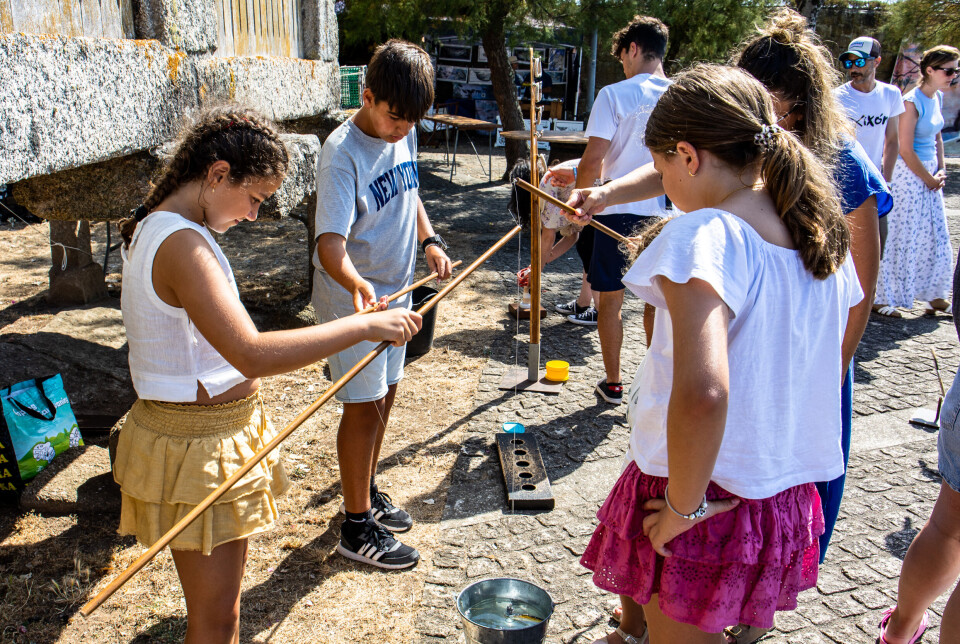 TRADISJONSLEKER: Barn deltar i tradisjonelle leker på festivalen i Cambados for å bevare kystkulturen.