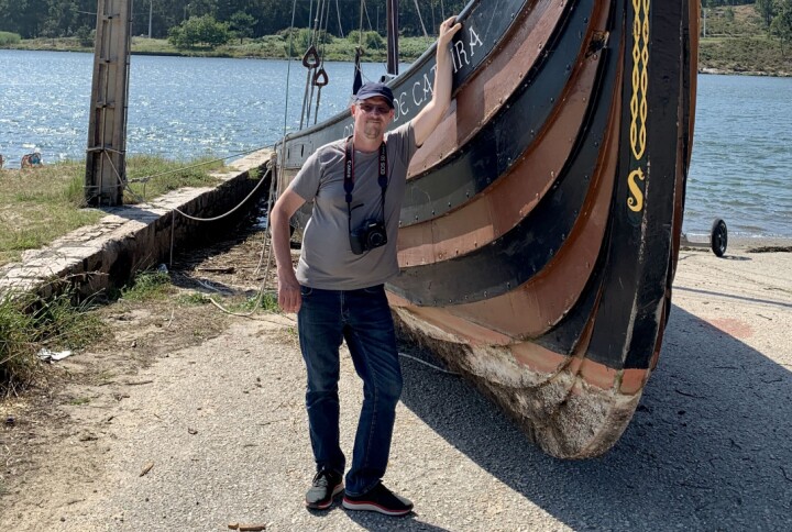 Journalist og fotograf for Nordmørsposten, Odd Inge Teige ved et av vikingskipene i Catoira.