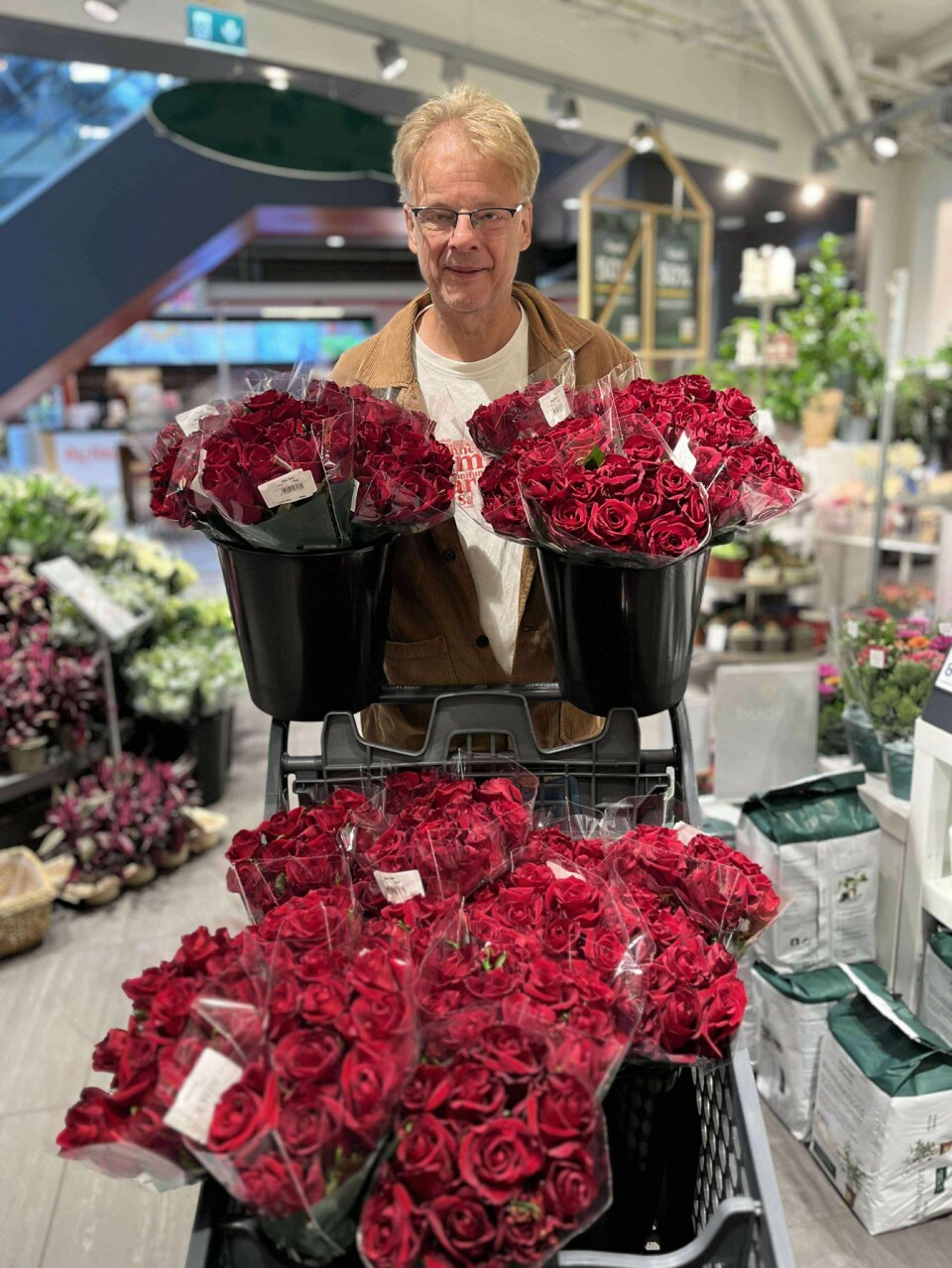 Roser er røde, akkurat som Arne Grødahl, en lokal partiveteran. Foto: Kristiansund Arbeiderparti.