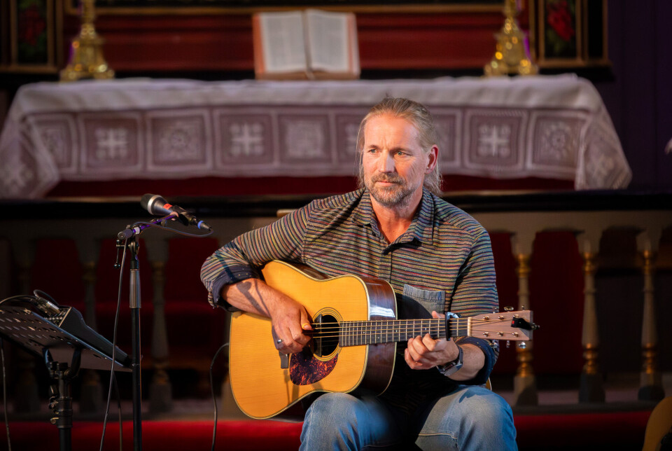 Øystein Sandbukt i Kvernes kirke under Sommerkonsertene på Kvernes.
