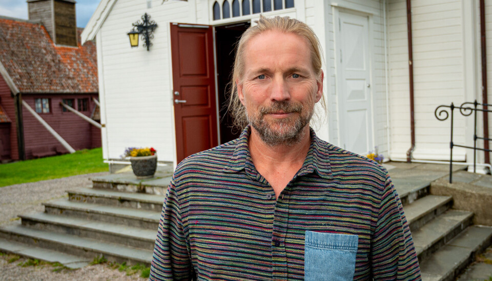 Øystein Sandbukt foran Kvernes kirke i forbindelse med Sommerkonsertene 2025