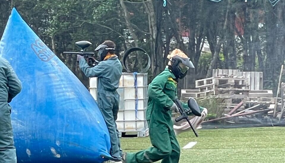Sommerskole med 10-16 åringer hos Kristiansund Paintballklubb onsdag 13. august. Foto: Privat.