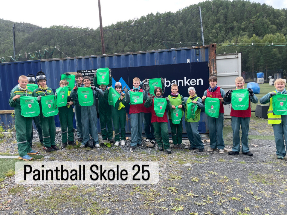 Sommerskole med 10-16 åringer hos Kristiansund Paintballklubb onsdag 13. august. Fra venstre: Viljar, Theo, Theo V., Jakob, David, Mathias, Martin, Lilly, Marcus, Henrik, Lisa, Aron, Dominik, Filip, Harald og Levi. Foto: Privat.