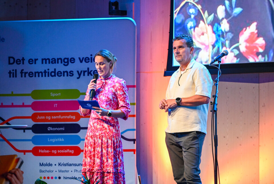 Thea B. Brevik, viserektor for utdanning og Ole Erik Stavrum fra DNB Molde deler ut pedagogisk pris.