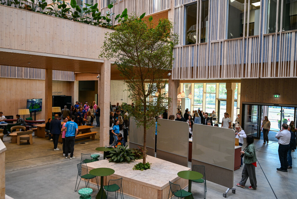Studentene inne i foajeen på Campus før åpningen.