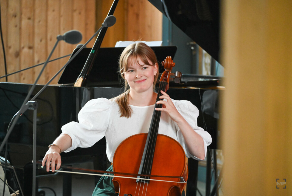 Frida Jasmin Sende på cello.